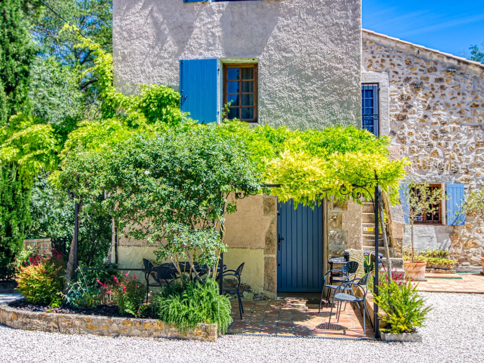 La maison aux volets bleus-Buiten