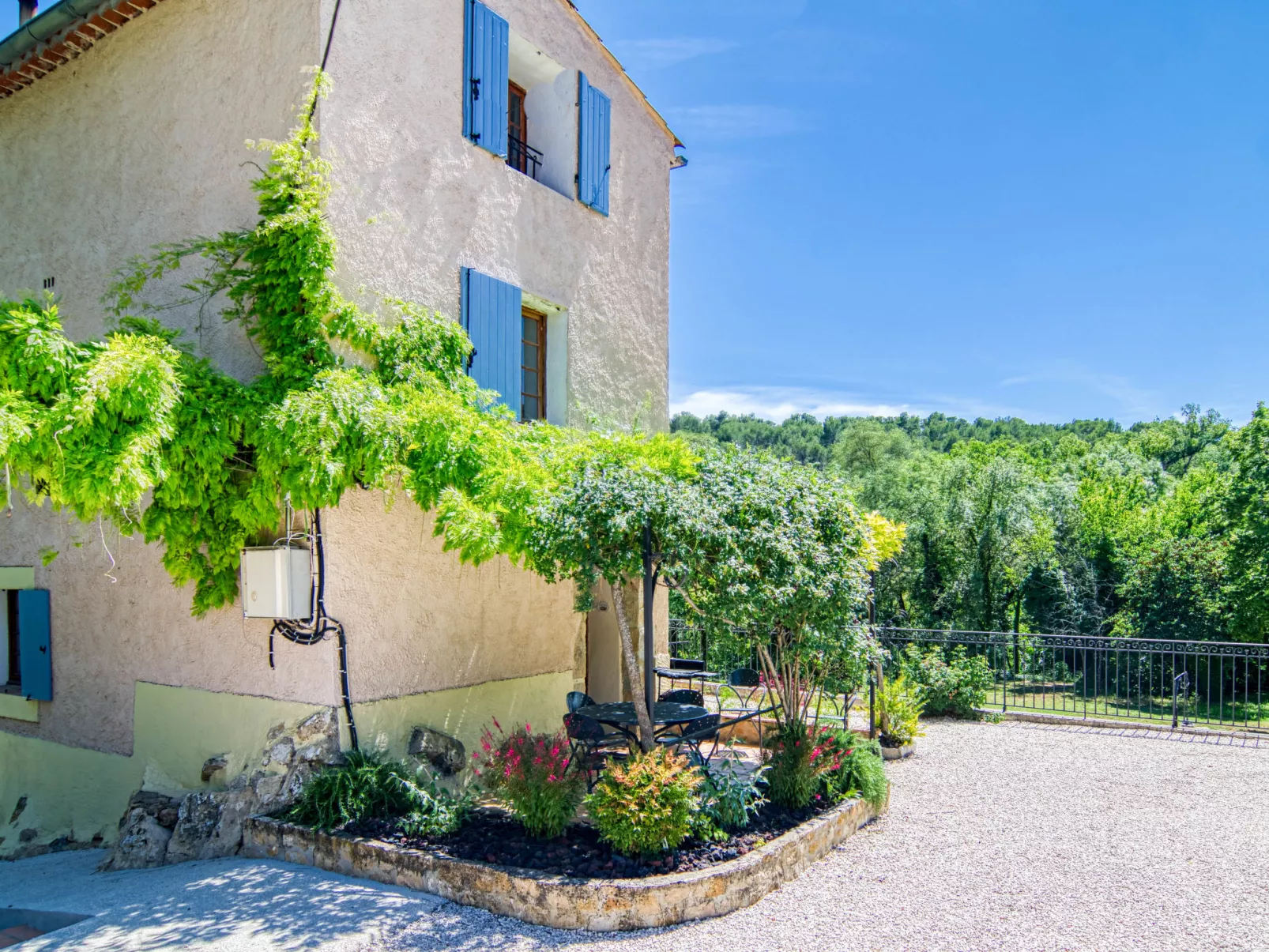 La maison aux volets bleus-Buiten