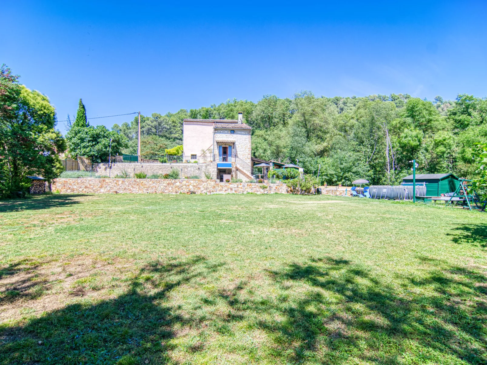 La maison aux volets bleus-Buiten