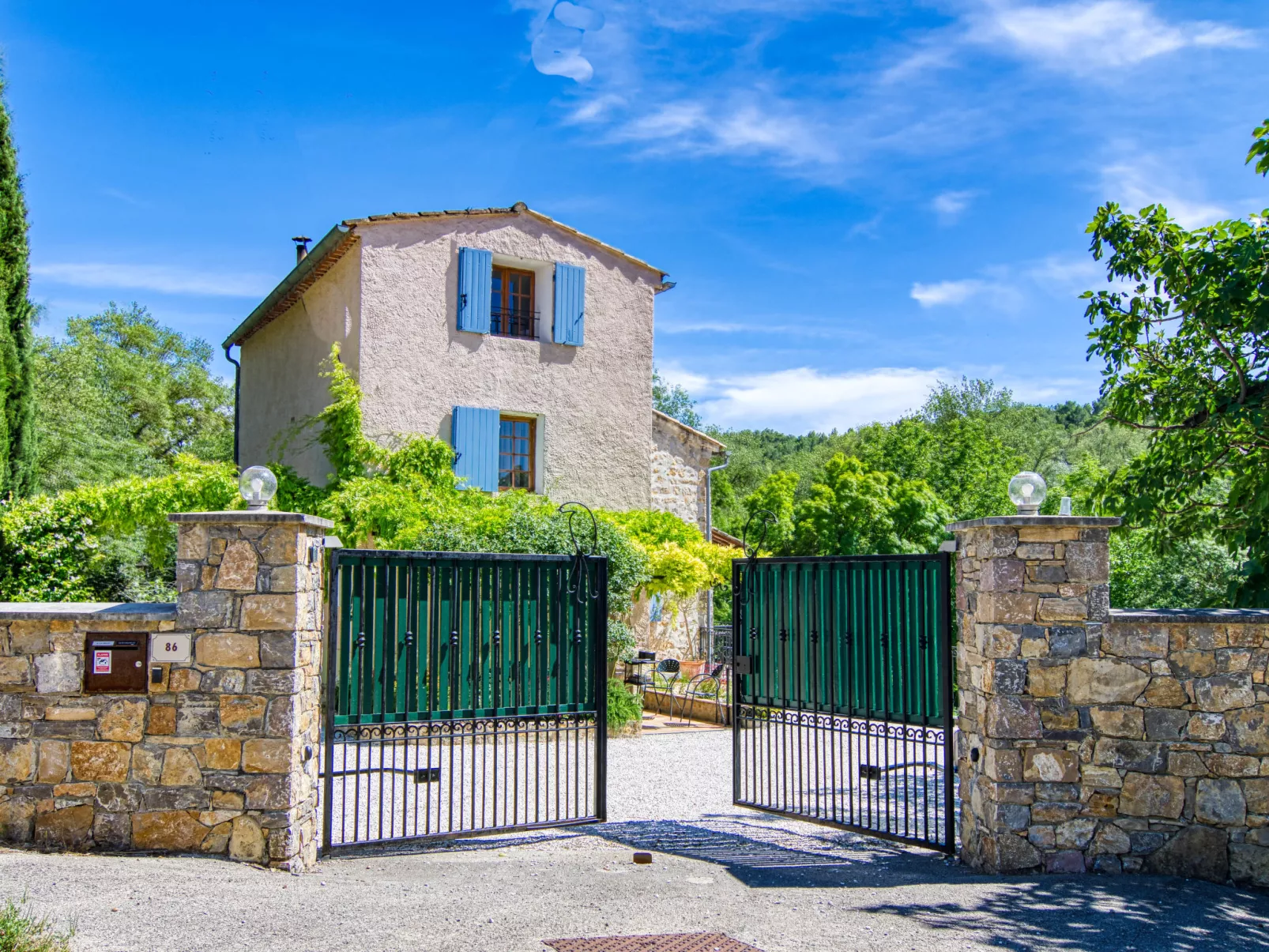 La maison aux volets bleus-Buiten