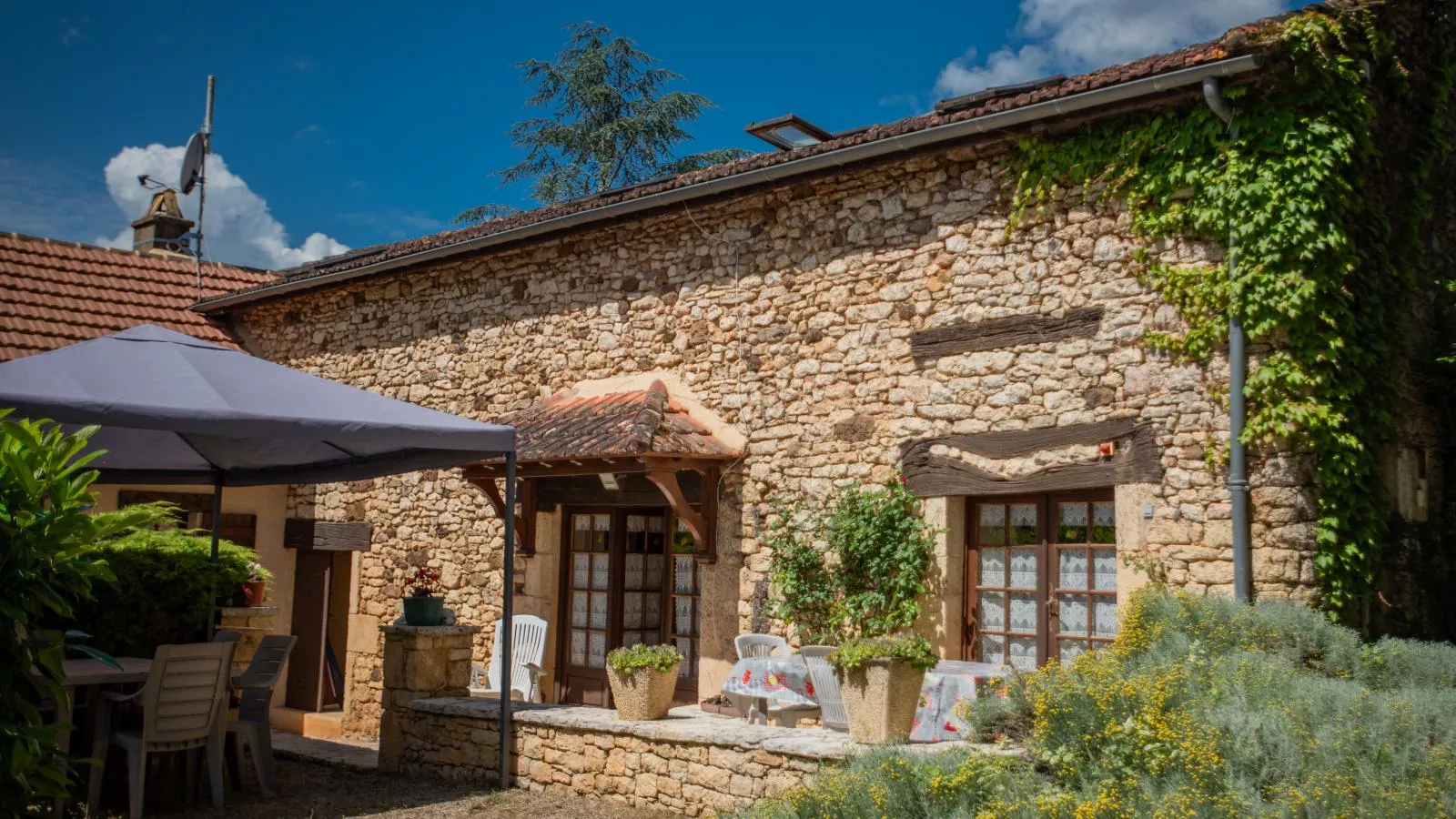 Le Tilleuil en Périgord-Buitenkant zomer