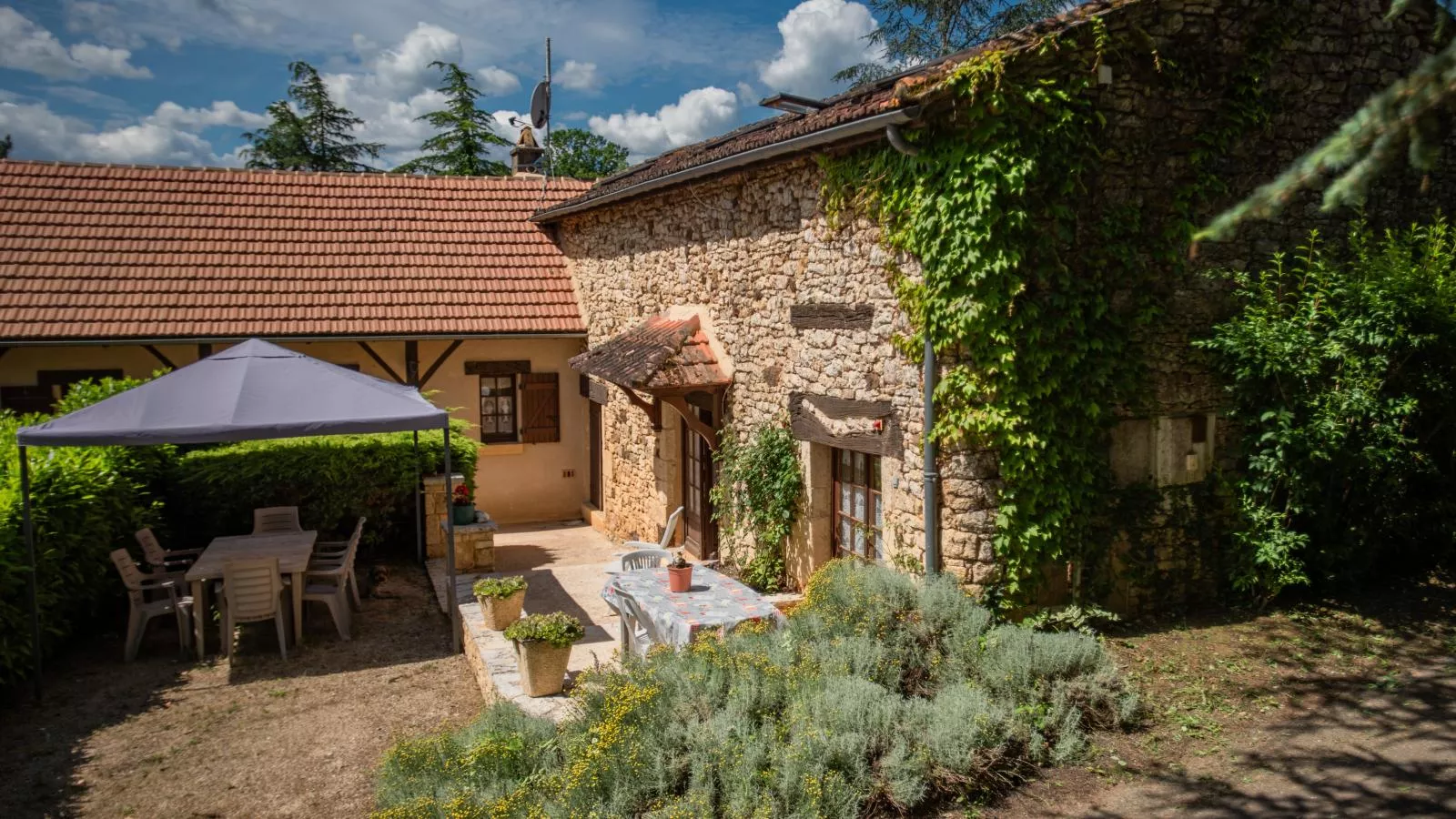 Le Tilleuil en Périgord-Buitenkant zomer