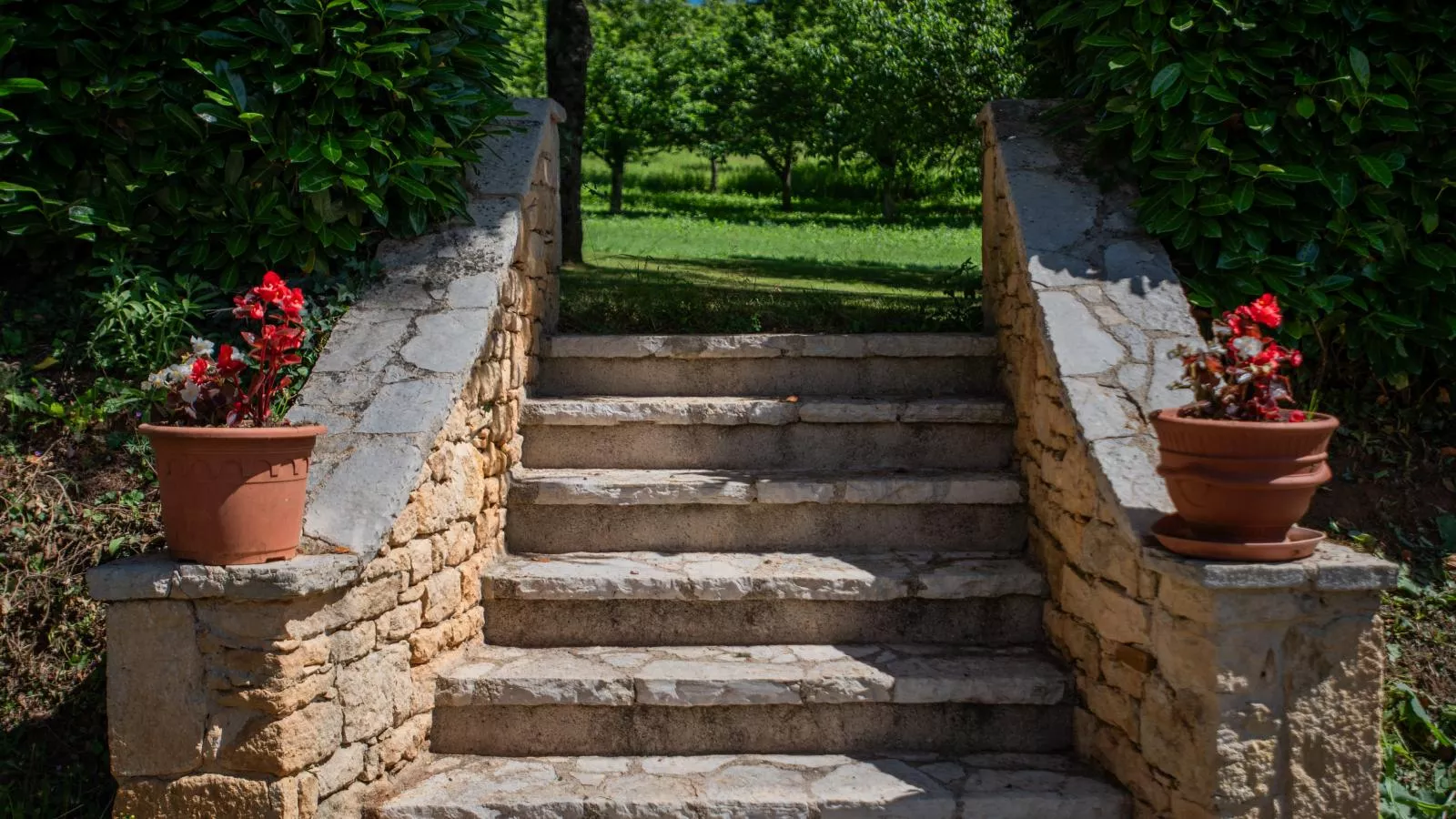 Le Tilleuil en Périgord-Tuinen zomer