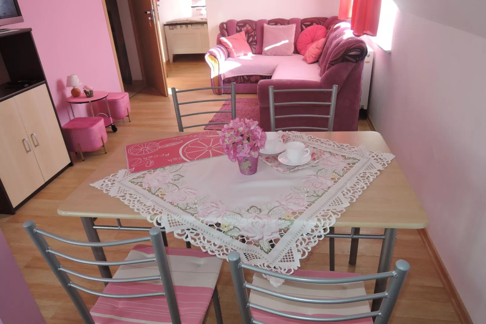 Apartament 4 osobowy różowy-Eetkamer