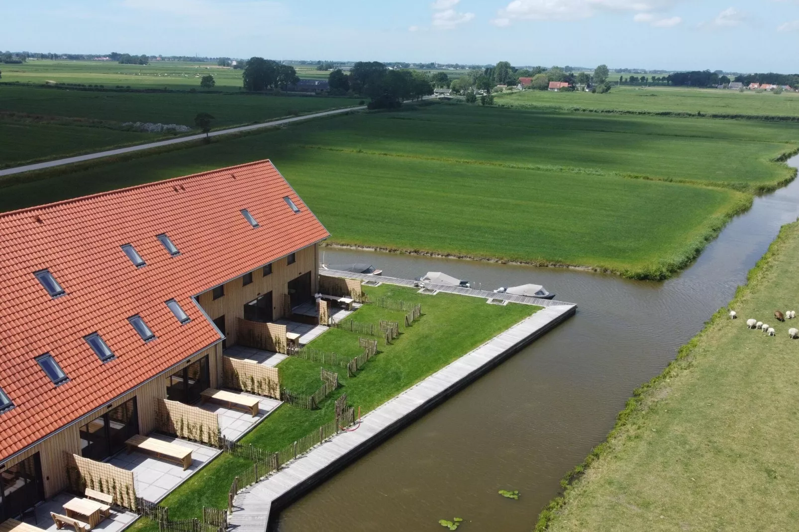 Friese Villa 4 6 pers met sloep optioneel bij te boeken-Buitenkant zomer