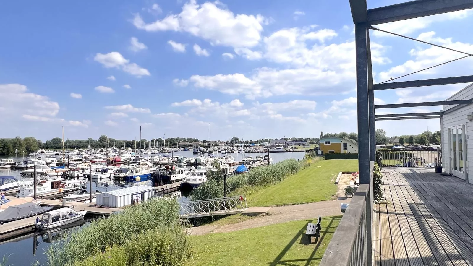 Havenzicht-Buitenkant zomer