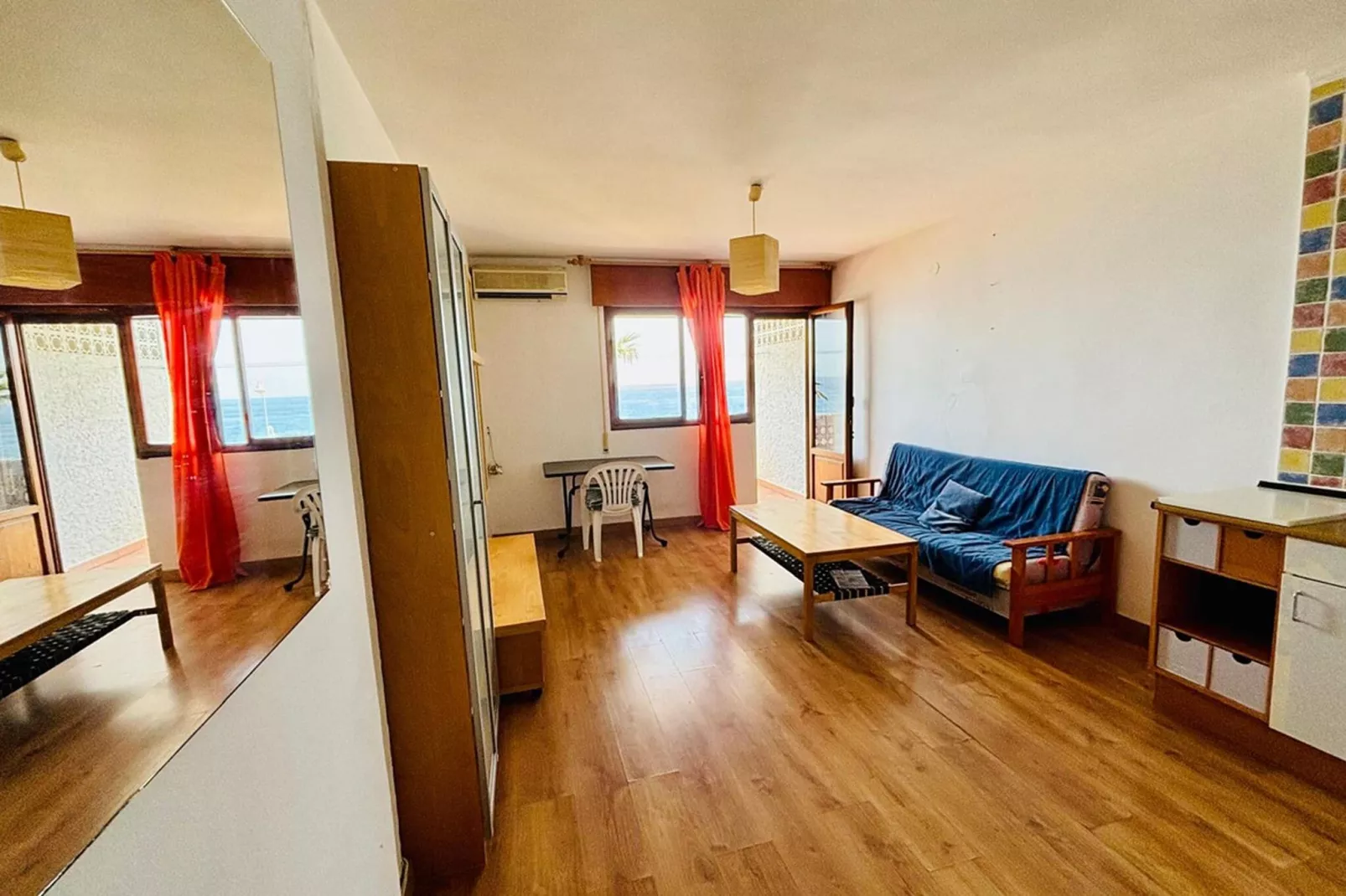 Apartamento Reina Sofía Primera linea de playa-Woonkamer