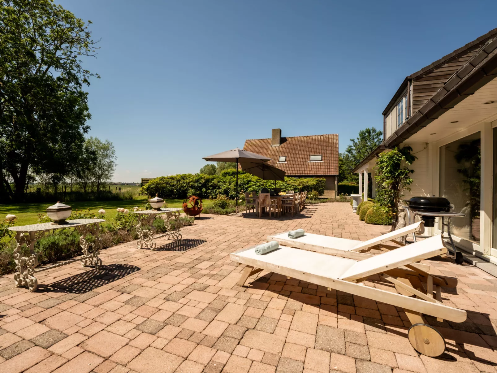 Villa Rosetree with sauna and pool table-Buiten