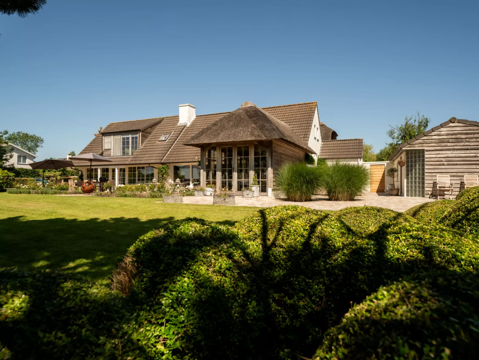 Villa Rosetree with sauna and pool table-Buiten