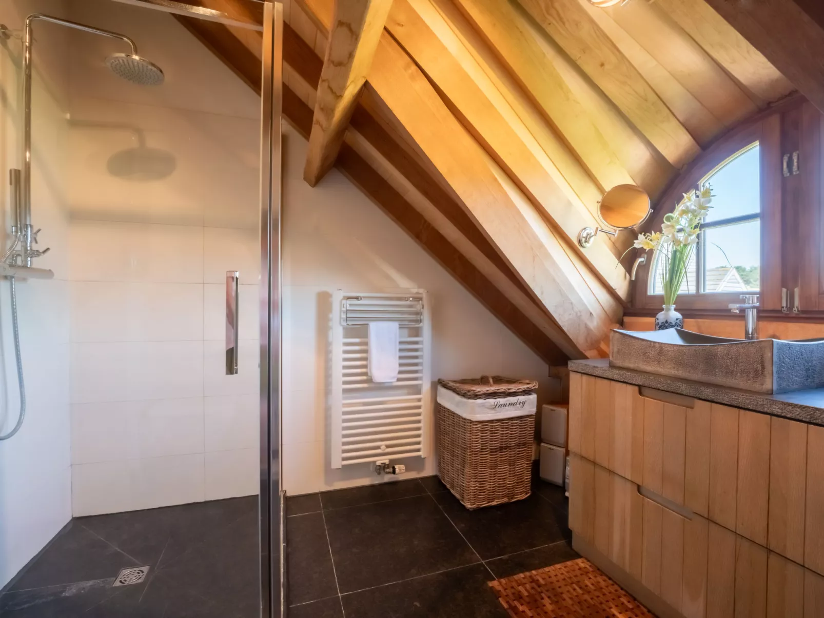 Villa Rosetree with sauna and pool table-Binnen