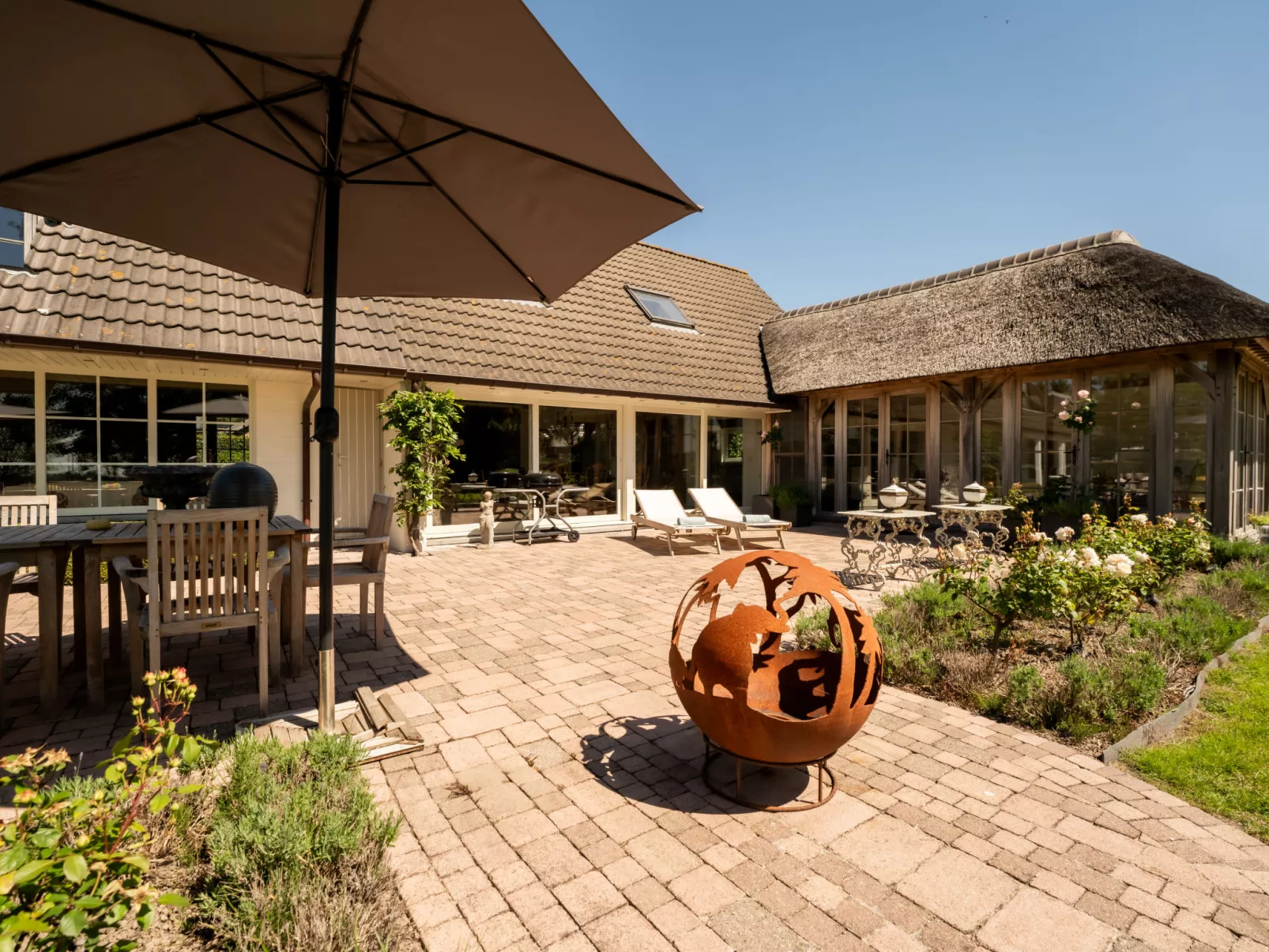 Villa Rosetree with sauna and pool table-Buiten