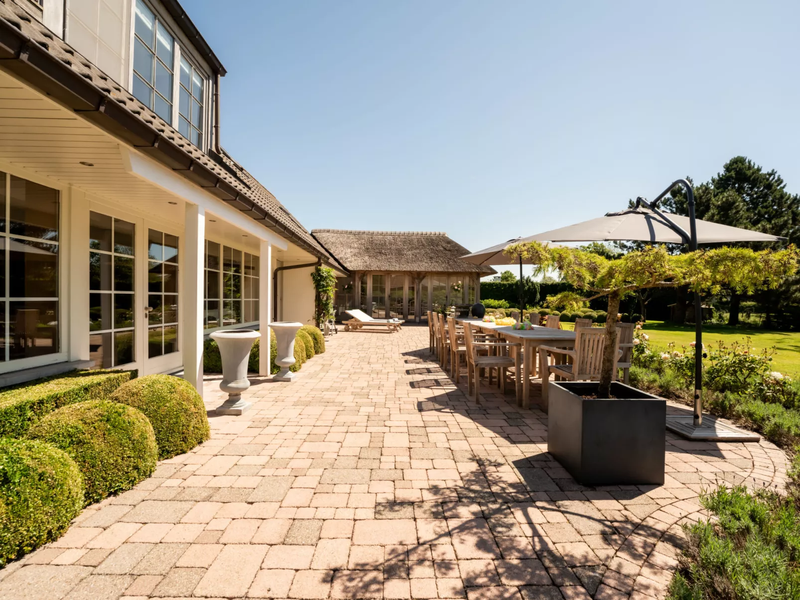 Villa Rosetree with sauna and pool table-Buiten