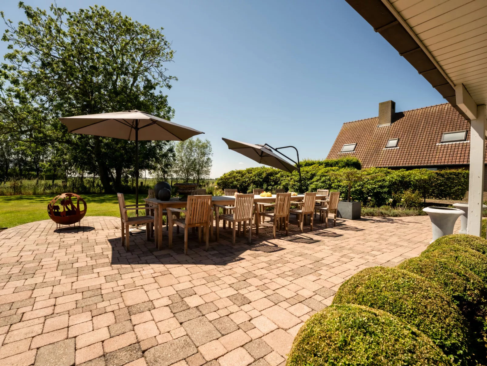 Villa Rosetree with sauna and pool table-Buiten