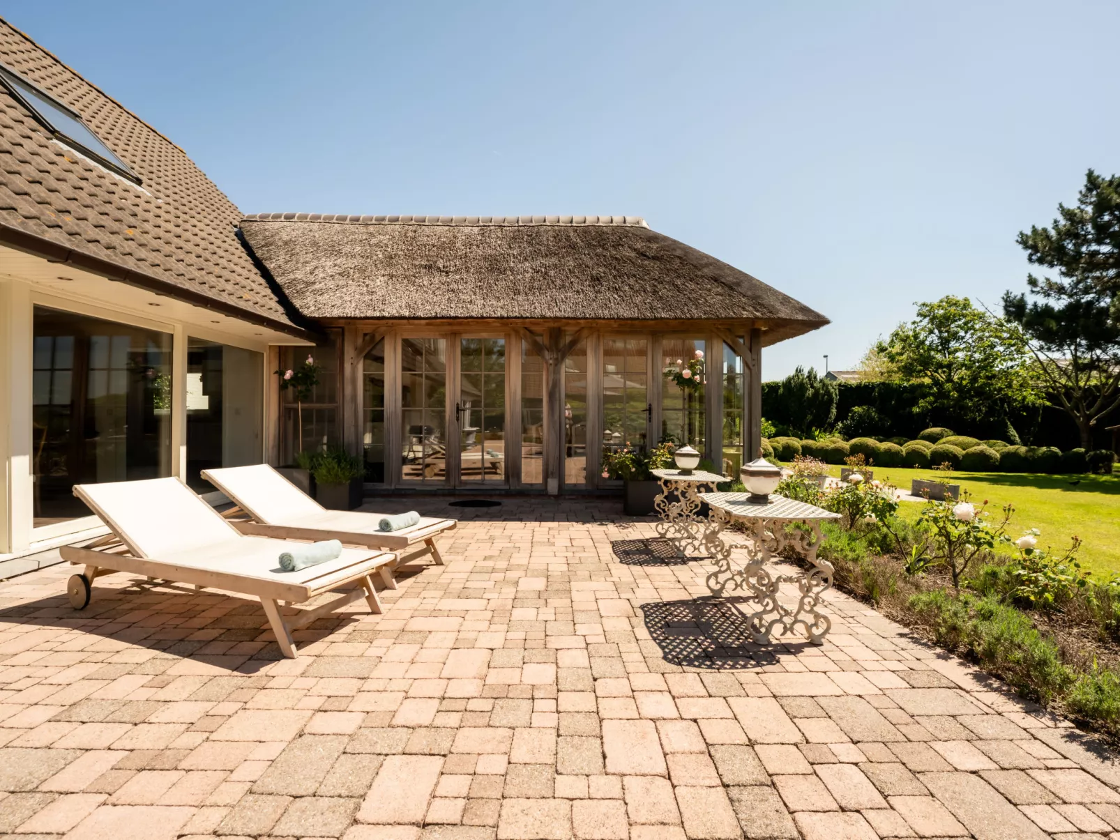 Villa Rosetree with sauna and pool table-Buiten