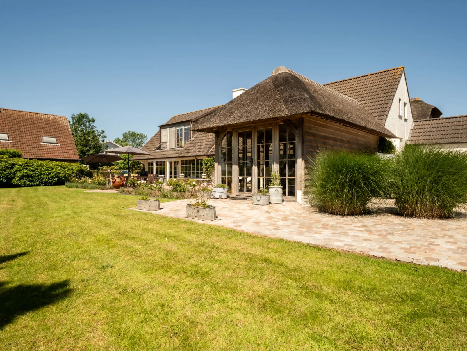 Villa Rosetree with sauna and pool table-Buiten