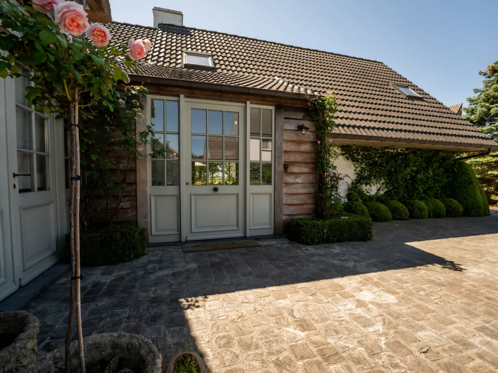 Villa Rosetree with sauna and pool table-Buiten