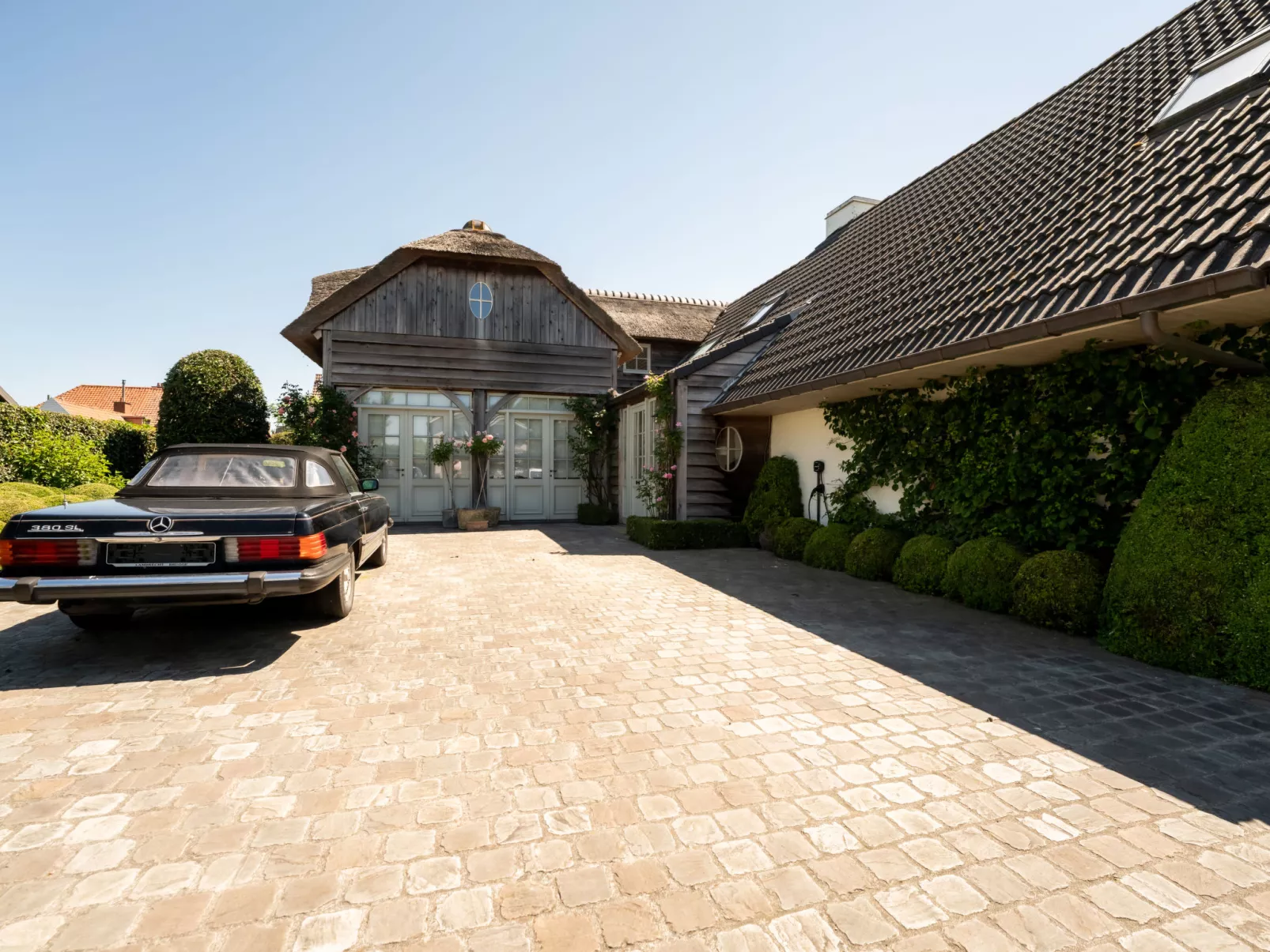 Villa Rosetree with sauna and pool table-Buiten