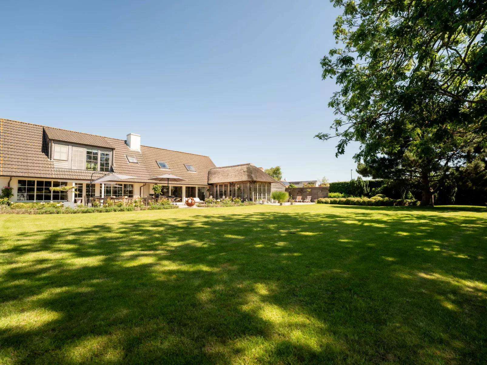 Villa Rosetree with sauna and pool table-Buiten