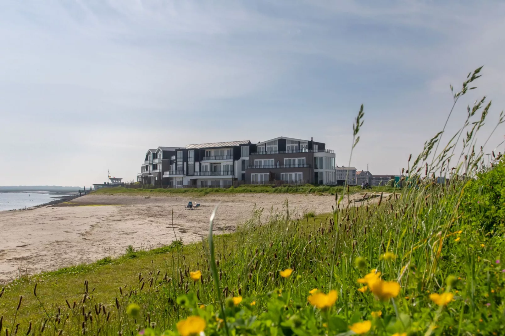 Luxe appartement Vista Maris - Havenweg 8-12 'Oester Oase'-Buitenkant zomer