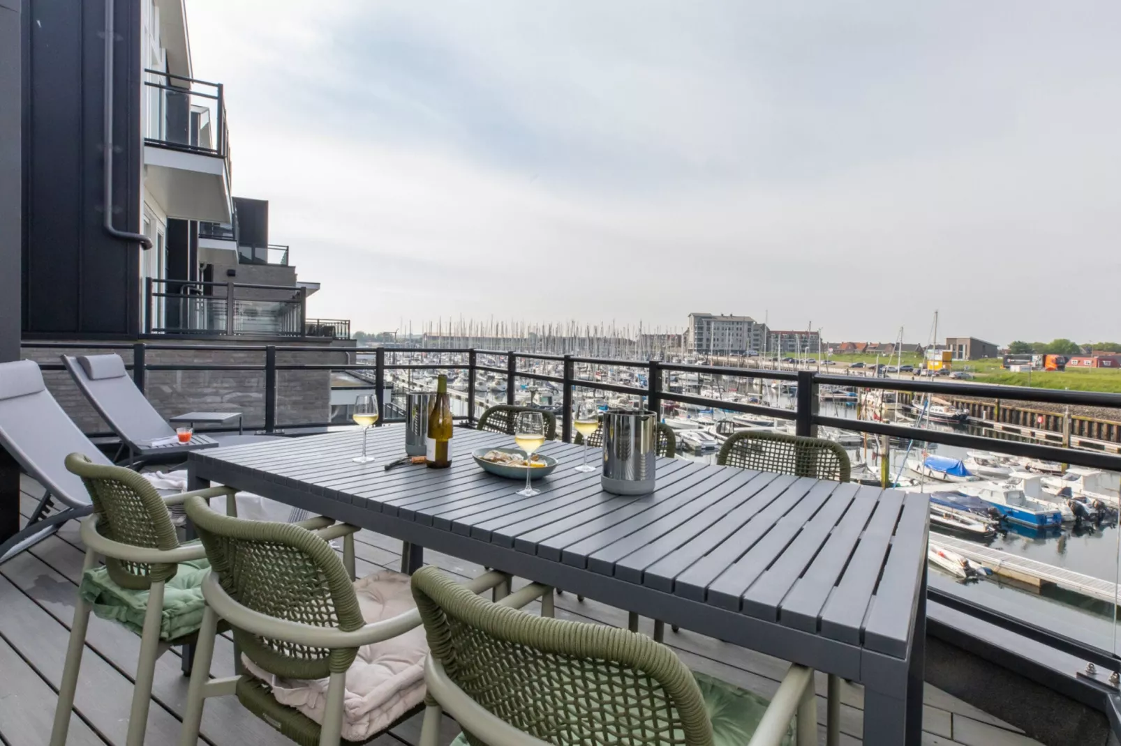 Luxe appartement Vista Maris - Havenweg 8-12 'Oester Oase'-Terrasbalkon