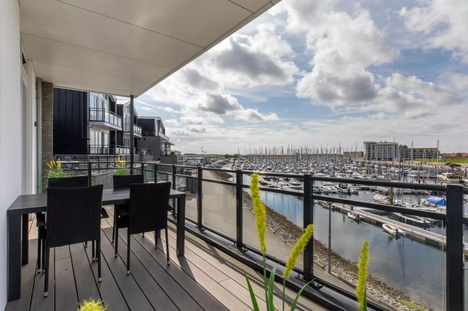 Luxe appartement Vista Maris - Havenweg 8-13  Sint-Annaland-Uitzicht zomer