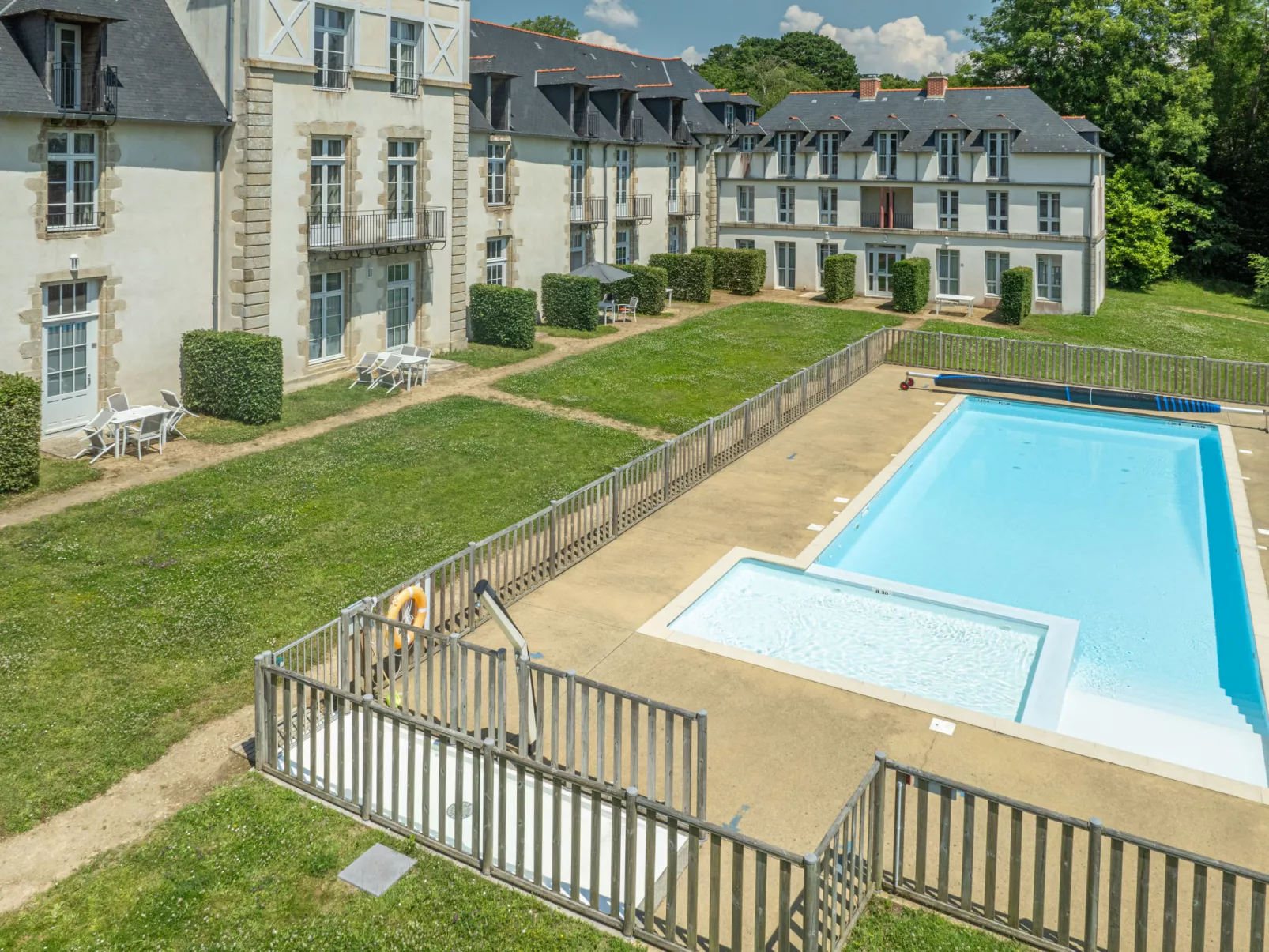 Château De Kergonano, dans l'Orangerie-Buiten