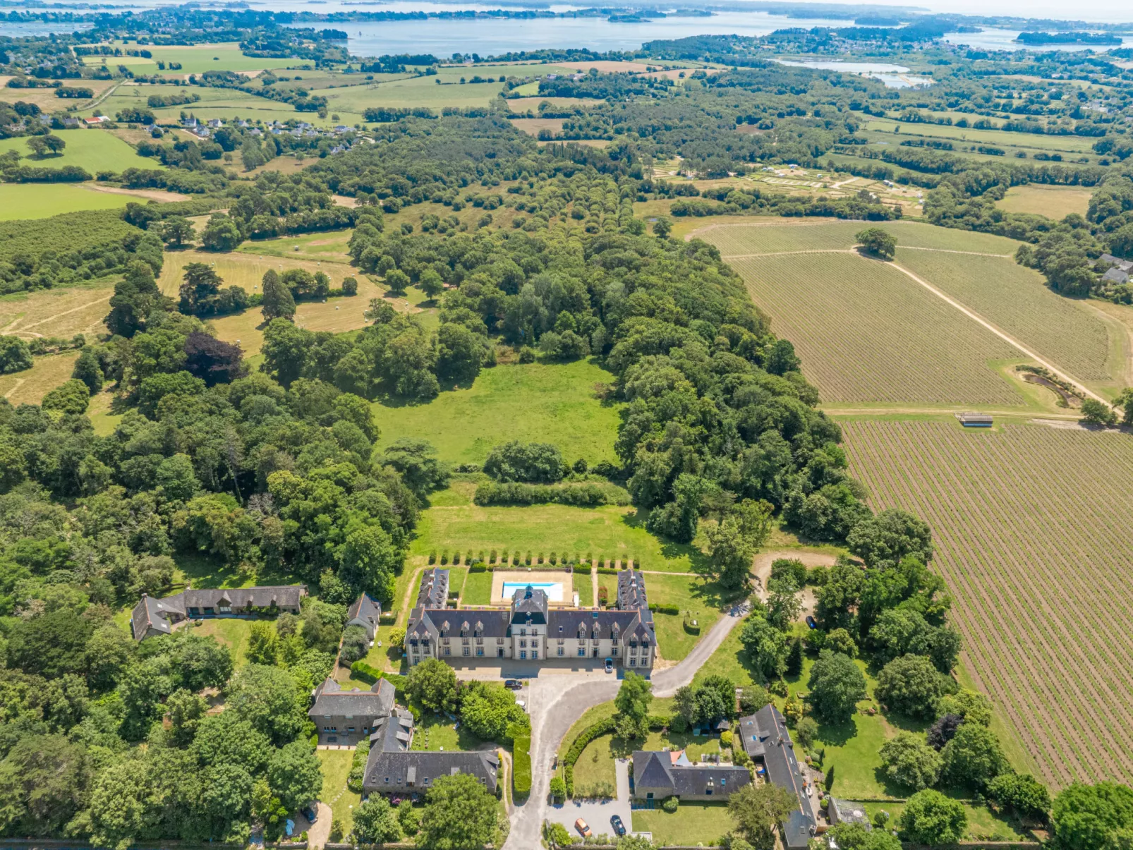 Le Château de Kergonano-Buiten