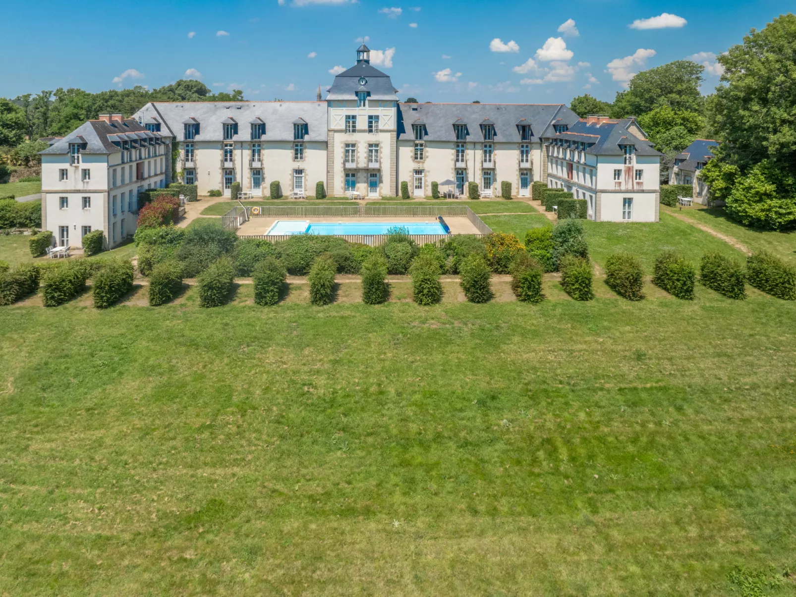 Le Château de Kergonano-Buiten