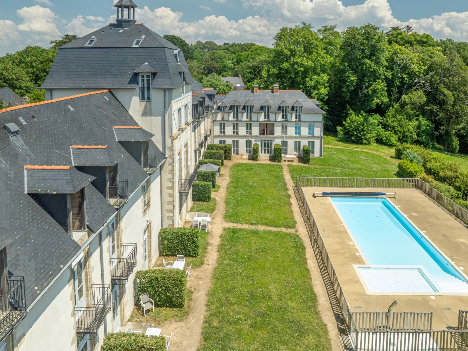 Le Château de Kergonano-Buiten