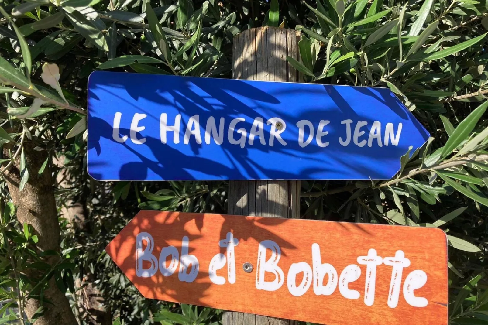 Le Hangar de Jean-Buitenkant zomer