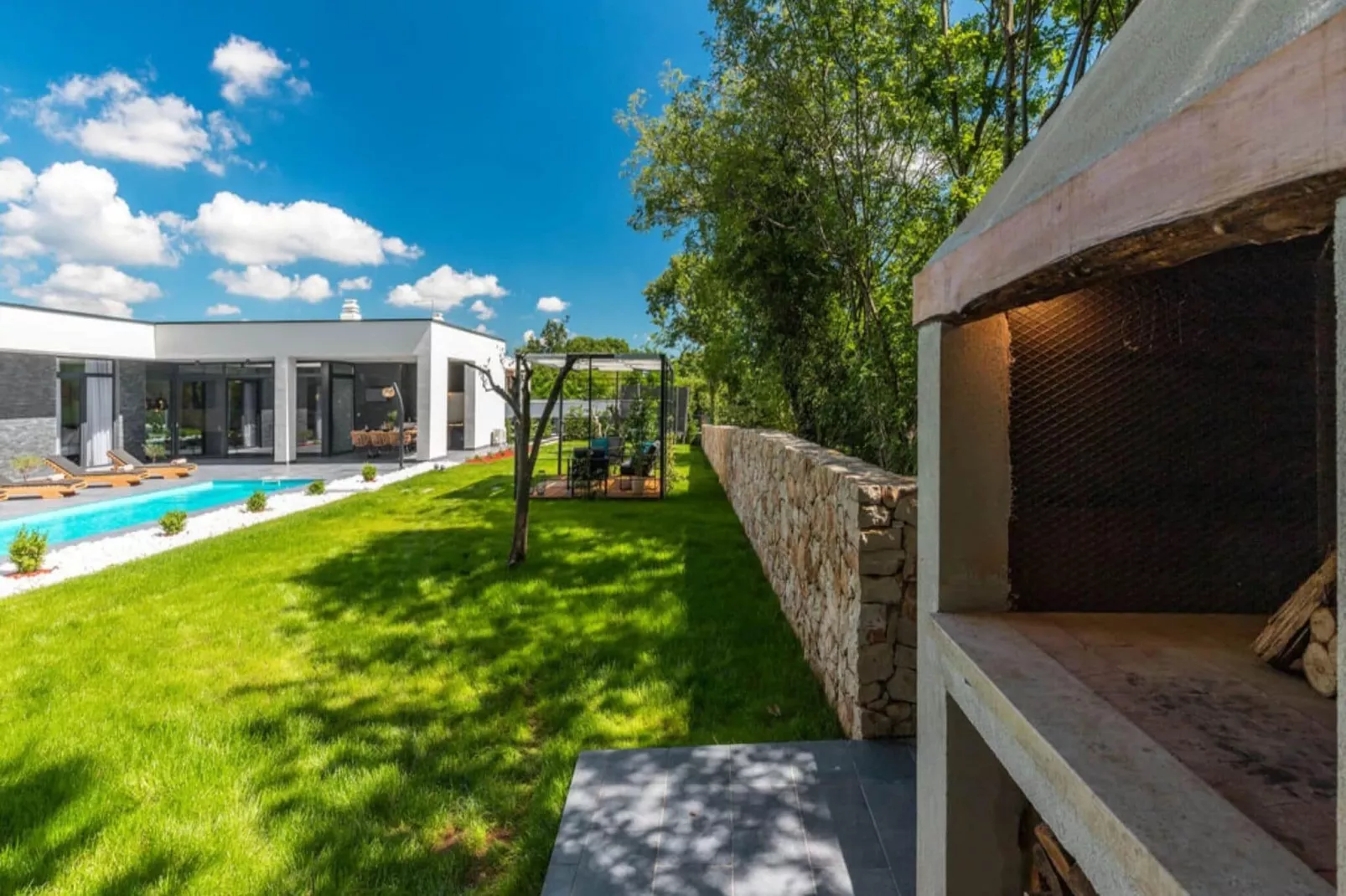 Exclusive villa with wellness quietly located-Tuinen zomer