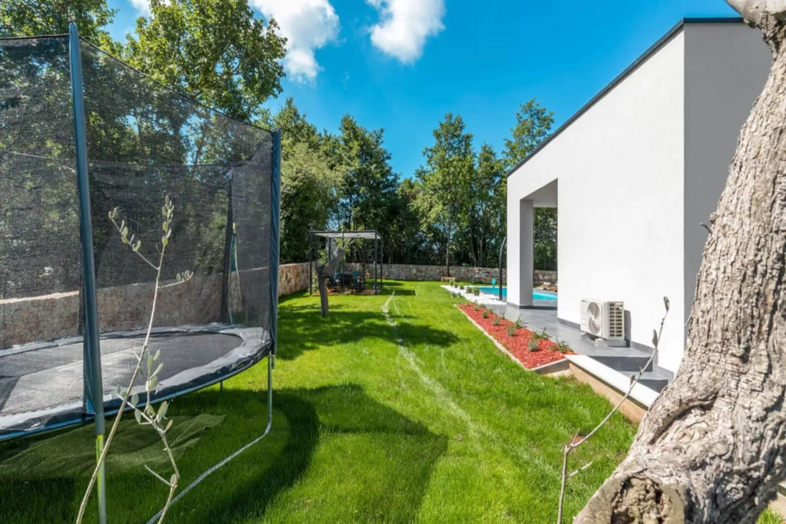 Exclusive villa with wellness quietly located-Uitzicht zomer