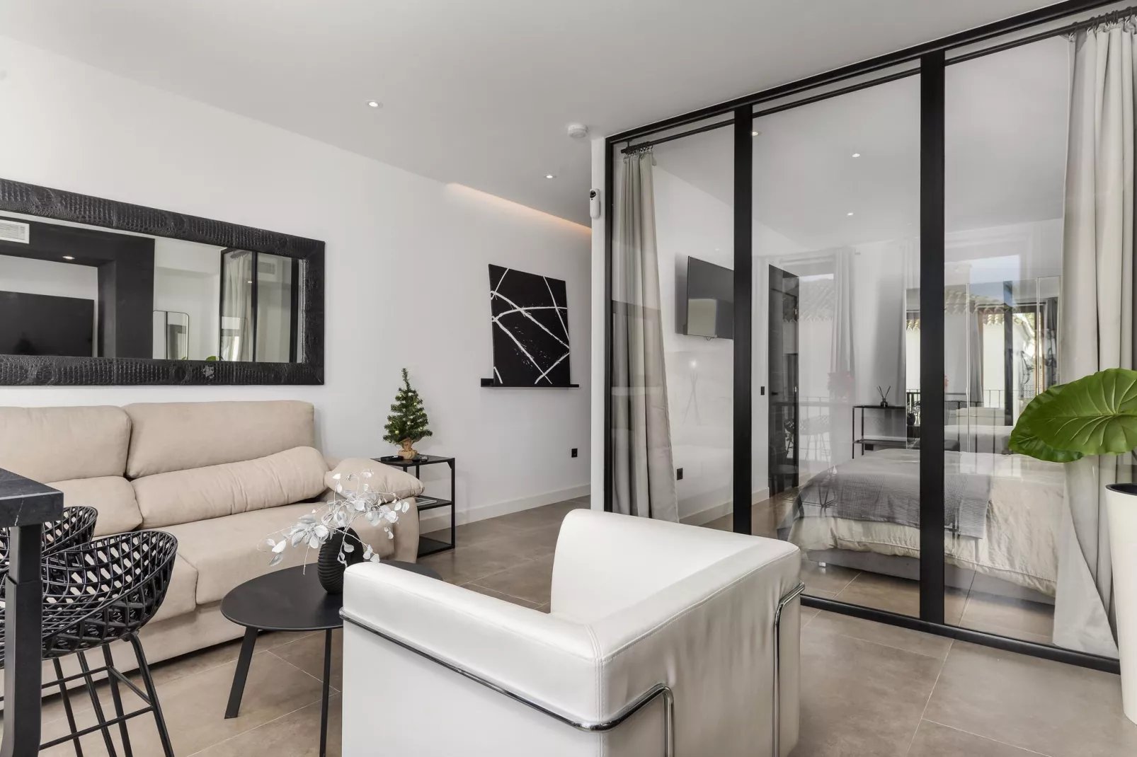 CT 302 - Faro's Puerto Banus Boutique Apartment-Woonkamer