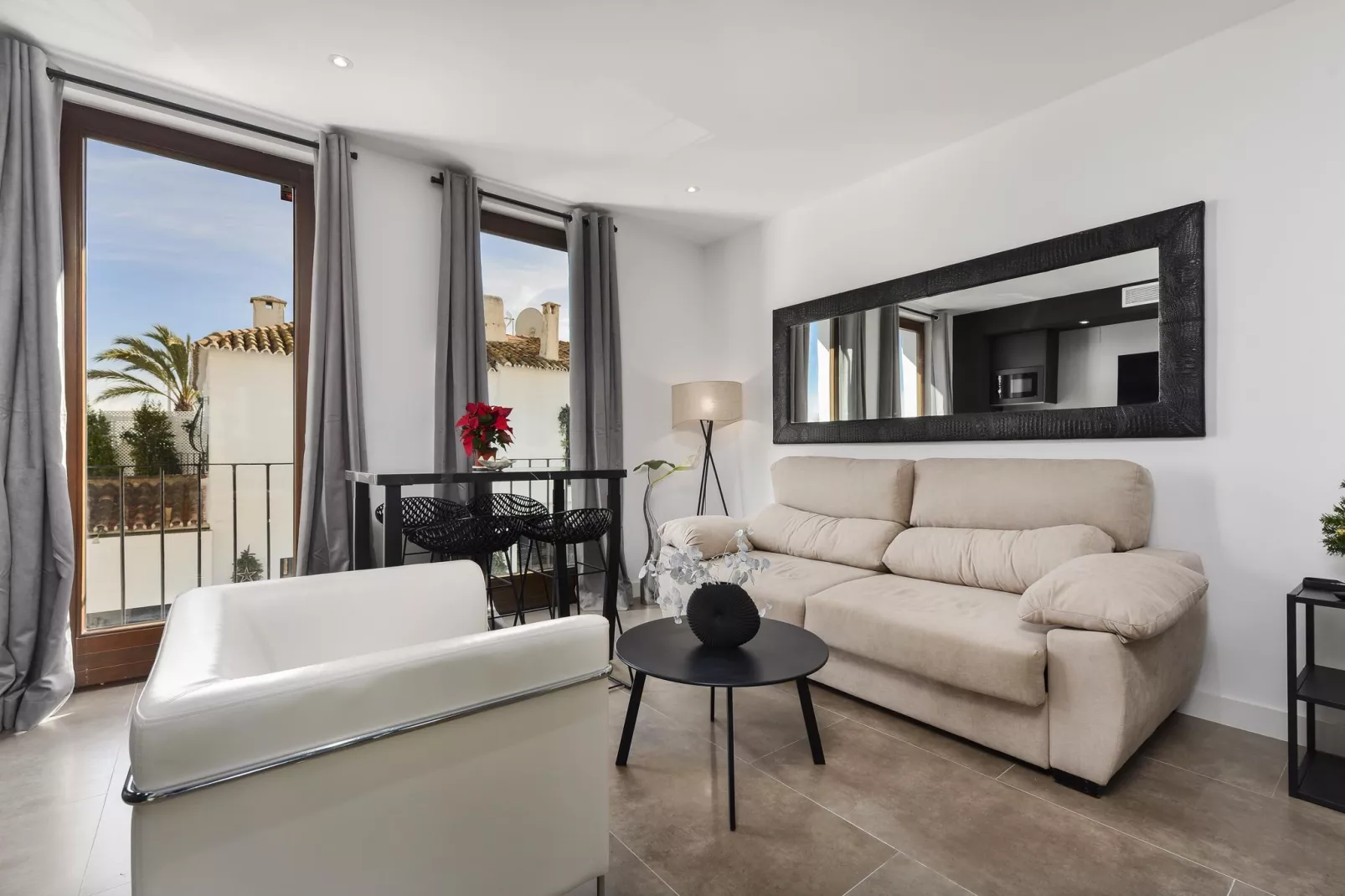 CT 302 - Faro's Puerto Banus Boutique Apartment-Woonkamer