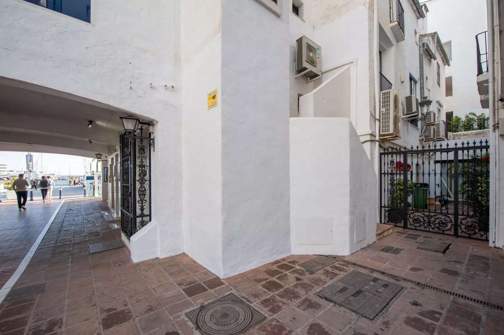 CT 302 - Faro's Puerto Banus Boutique Apartment-Buitenkant zomer