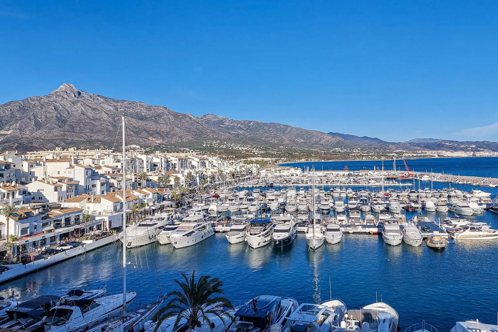 CT 302 - Faro's Puerto Banus Boutique Apartment-Gebieden zomer 1km