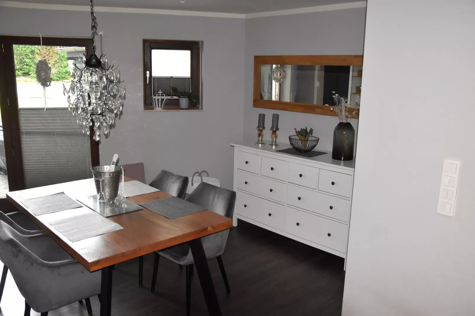 Modern appartement met zwembad in de Harz-Eetkamer