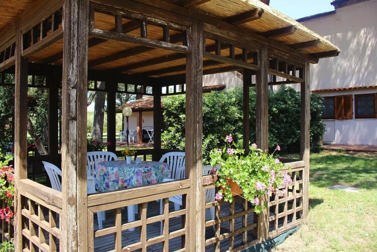 Ferienanlage Azienda Canova Seconda Marina di Grosseto Mono  im OG Haupth/Verwalterhaus Garten-Buitenkant zomer