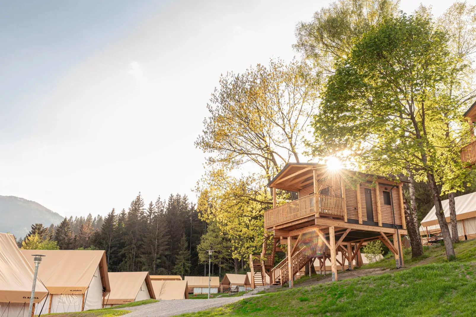 Chalets & Glamping Nassfeld 2-Buitenkant zomer