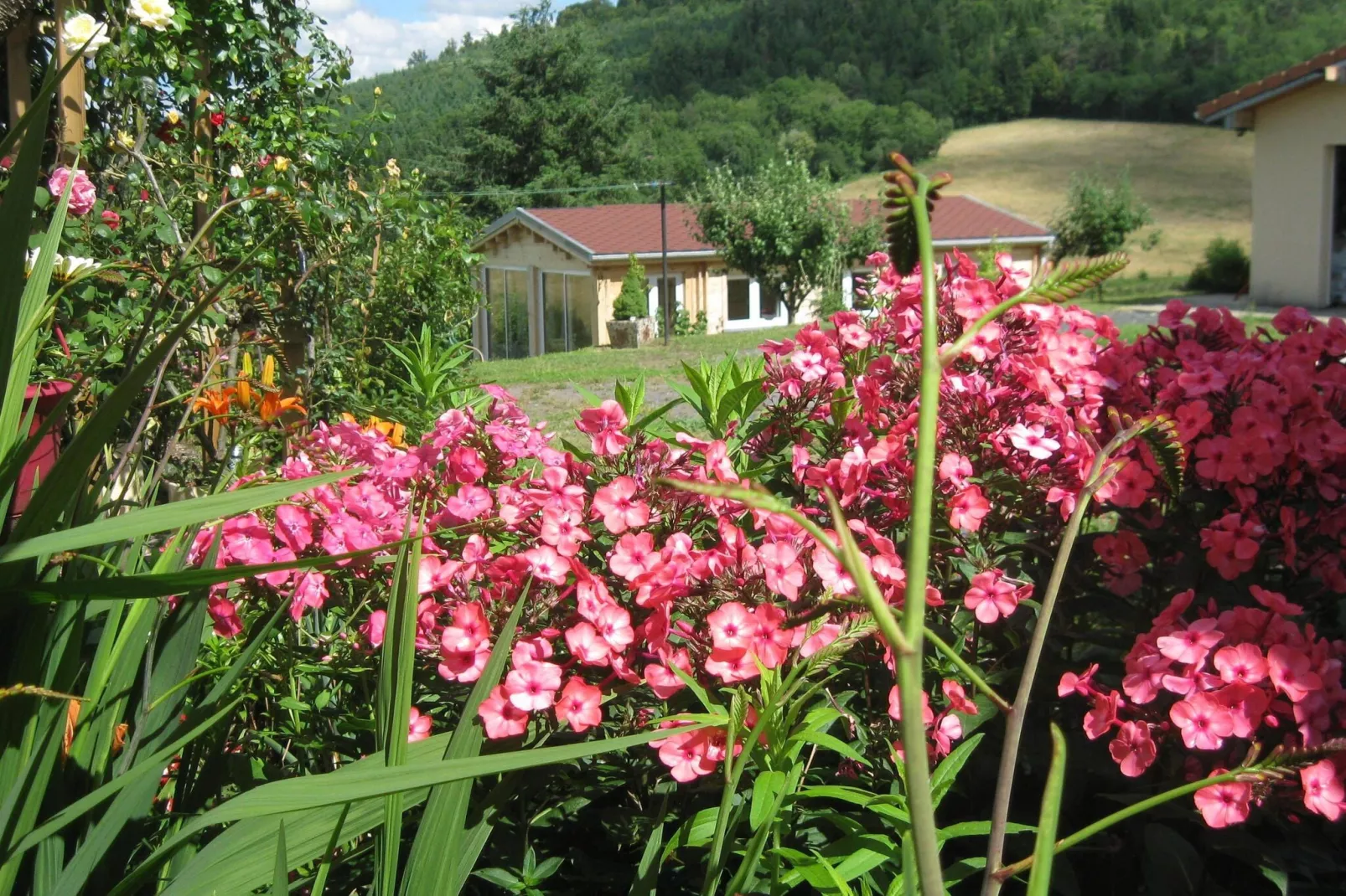 	CHALET BELLEVUE-Tuinen zomer