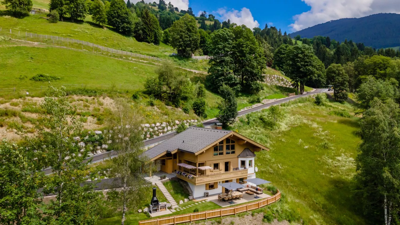 Chalet Huski Viehhofen-Buitenkant zomer