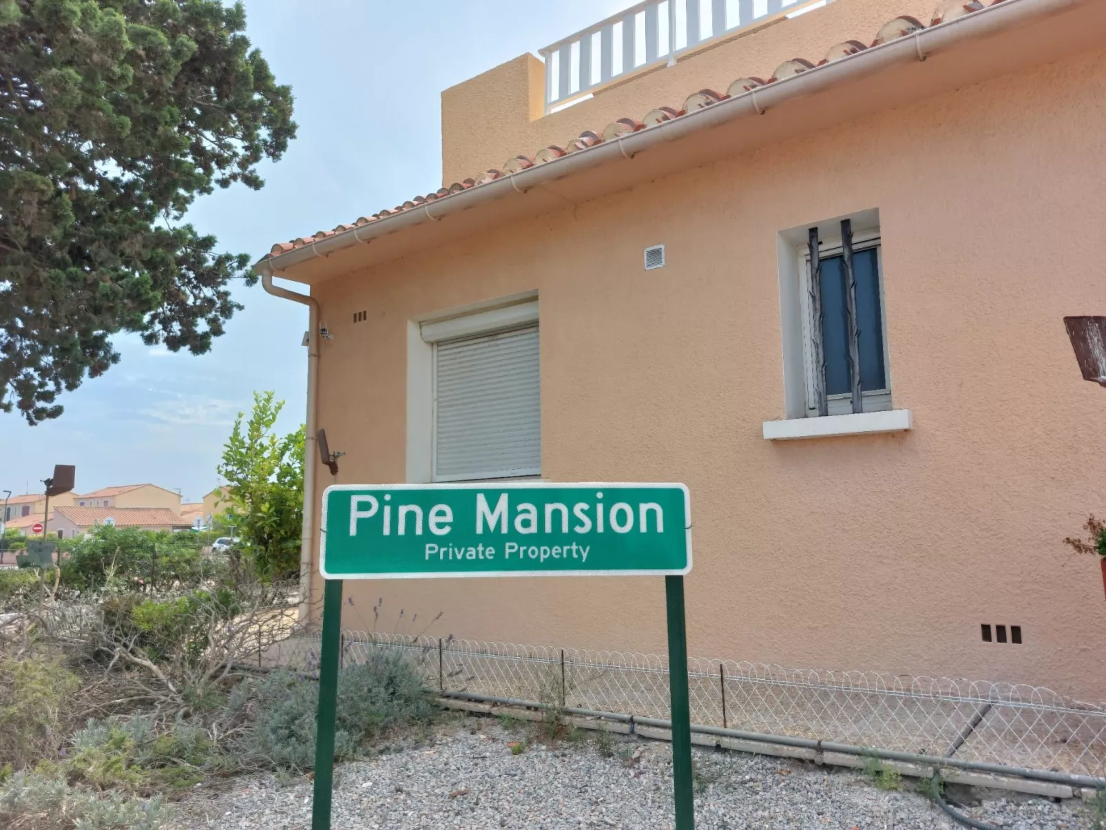 Pine's Mansion-Buiten