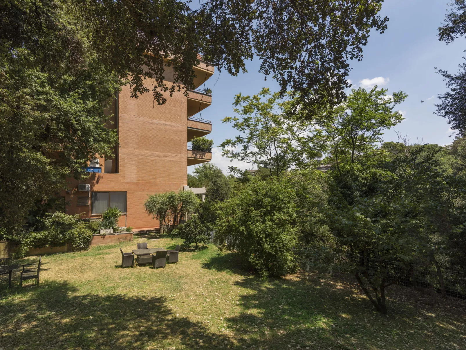 The House In The Green-Buiten