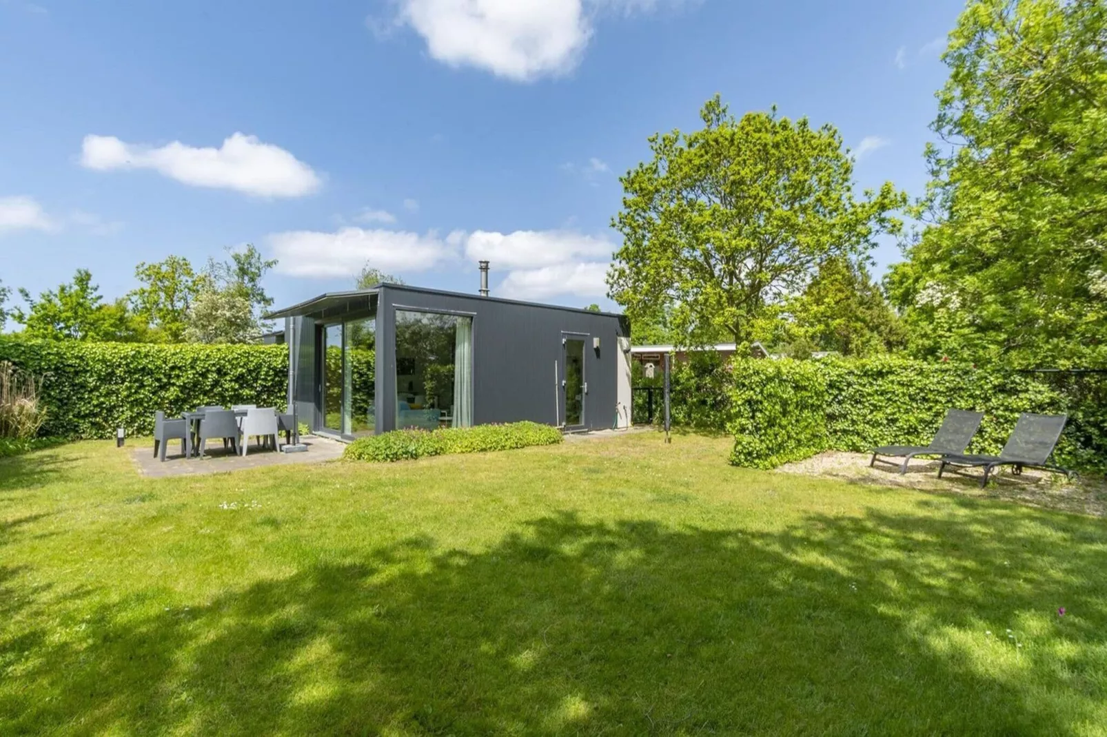 Strandhuis Uitwaayer-Tuinen zomer