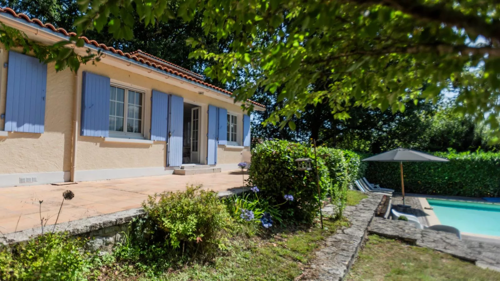 La Maison vers la Coline-Buitenkant zomer