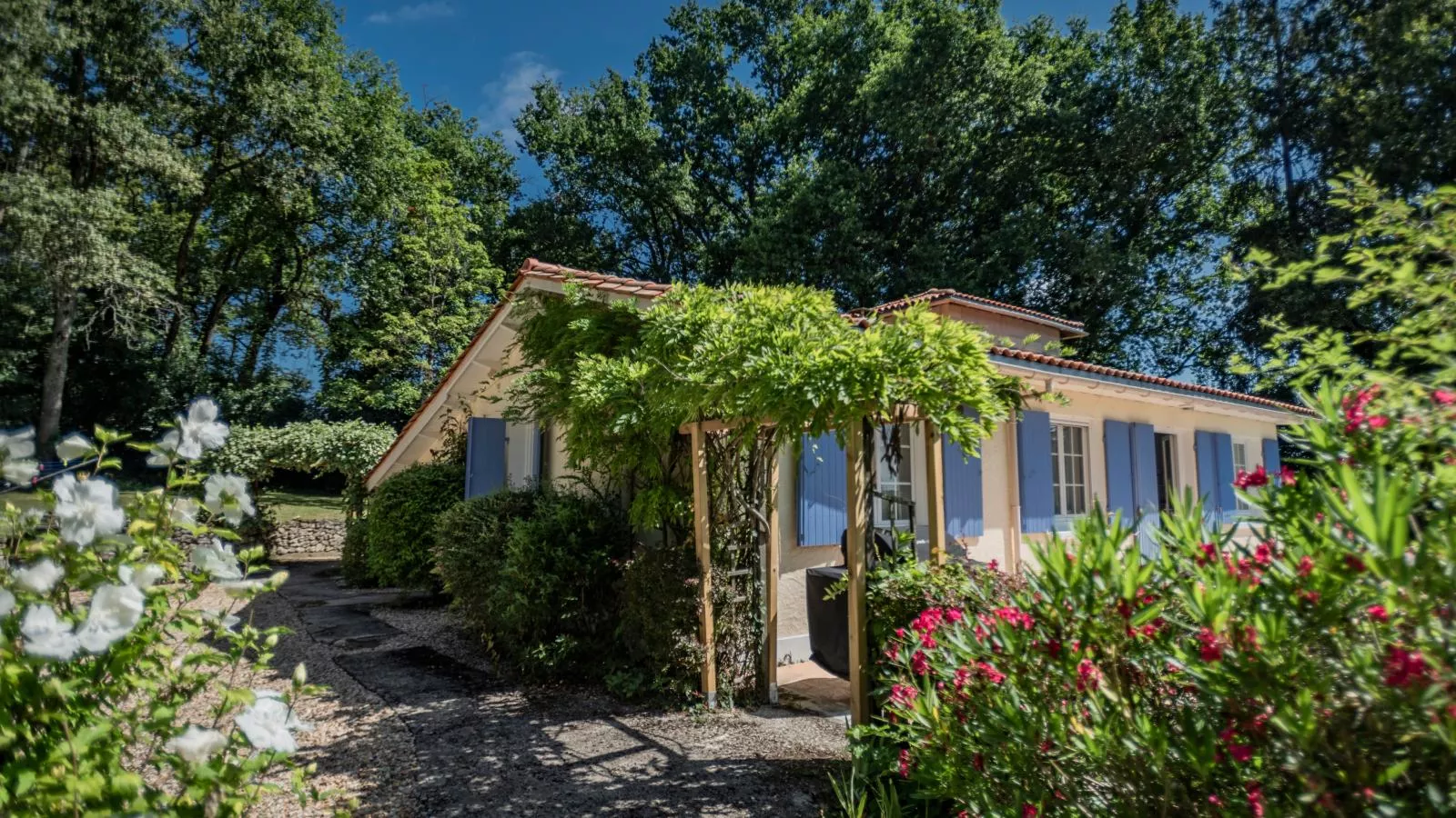 La Maison vers la Coline-Buitenkant zomer