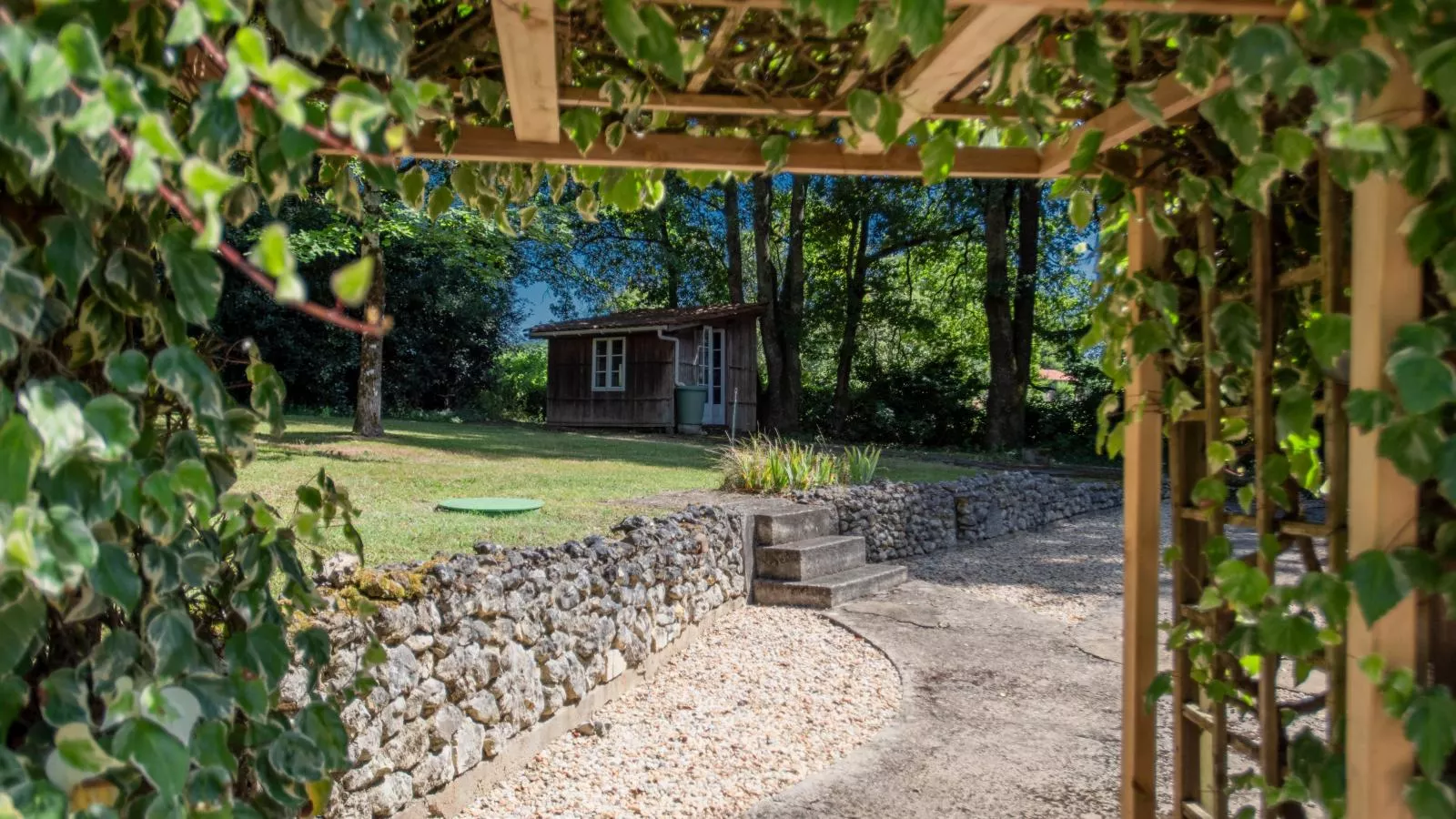 La Maison vers la Coline-Tuinen zomer