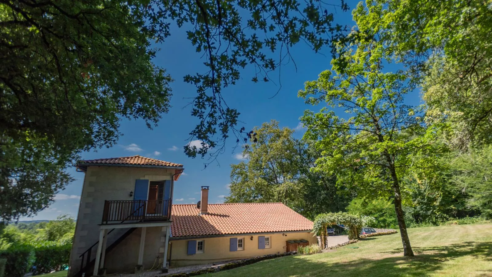 La Maison vers la Coline-Buitenkant zomer