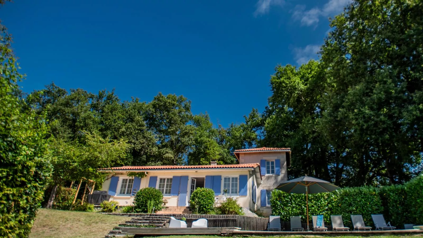 La Maison vers la Coline-Buitenkant zomer