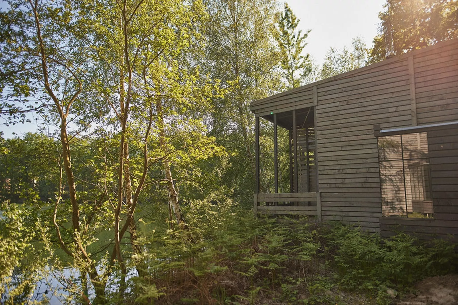 The Large Lake House by YourNature-Buitenkant zomer